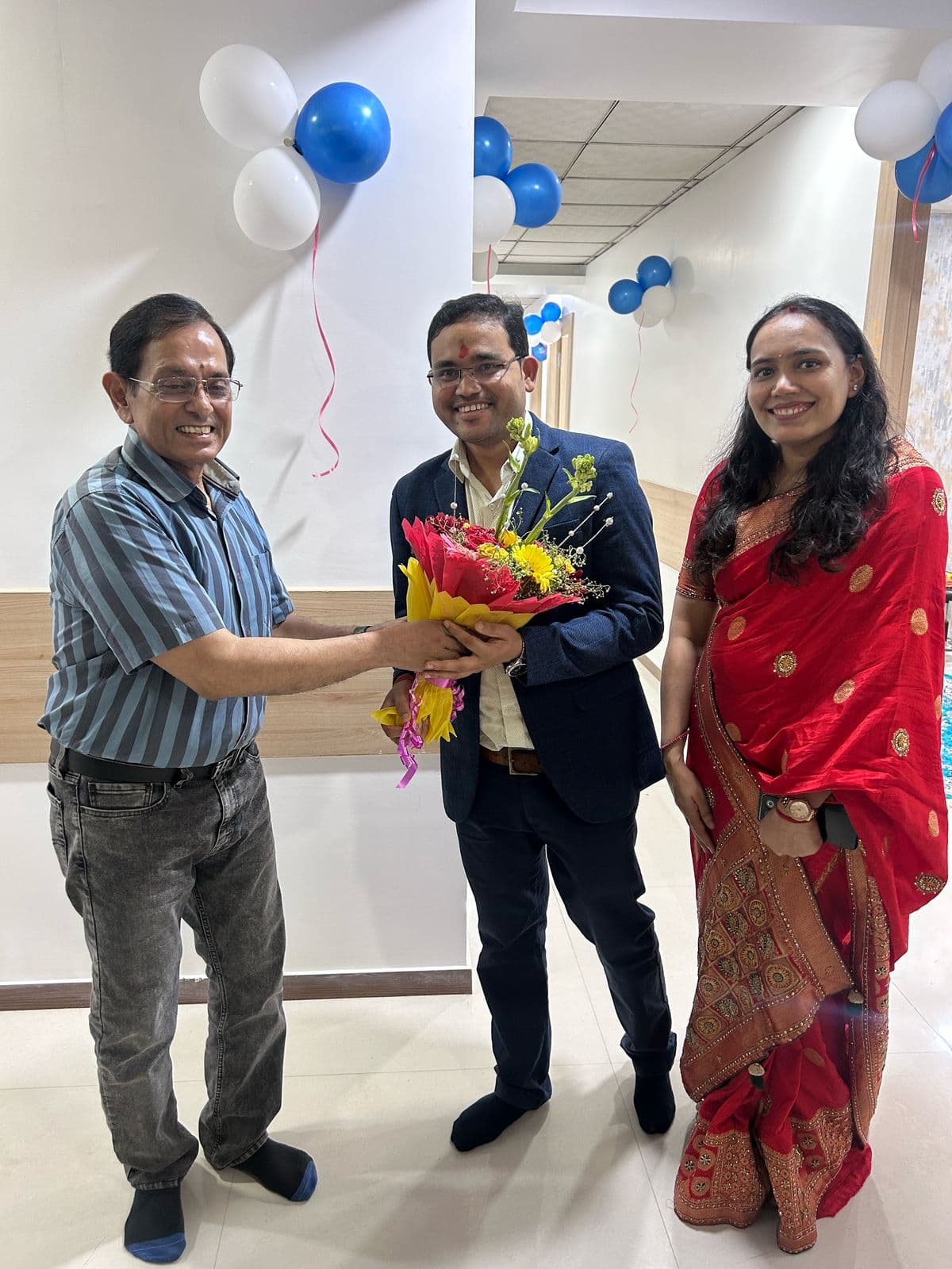 Gallery Image - Dr Shekhar Sinha presenting bouquet during Neurovision's inauguration